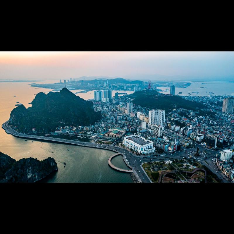 Khám phá vẻ đẹp kỳ vĩ của Vịnh Hạ Long, di sản thiên nhiên thế giới, điểm đến không thể bỏ qua khi du lịch biển miền Bắc.
